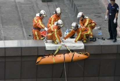 梅龙镇广场男子坠亡 因拒签轻生说法暂无法证