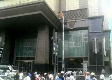 梅龙镇广场男子坠亡 因拒签轻生说法暂无法证