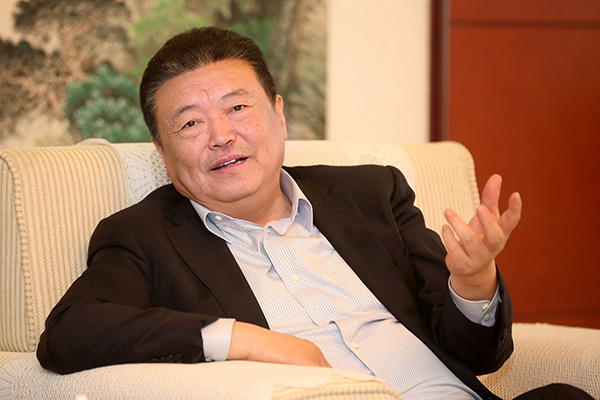 中国交通建设集团董事长刘起涛(右)与上海证券报社总编辑徐寿松(左)