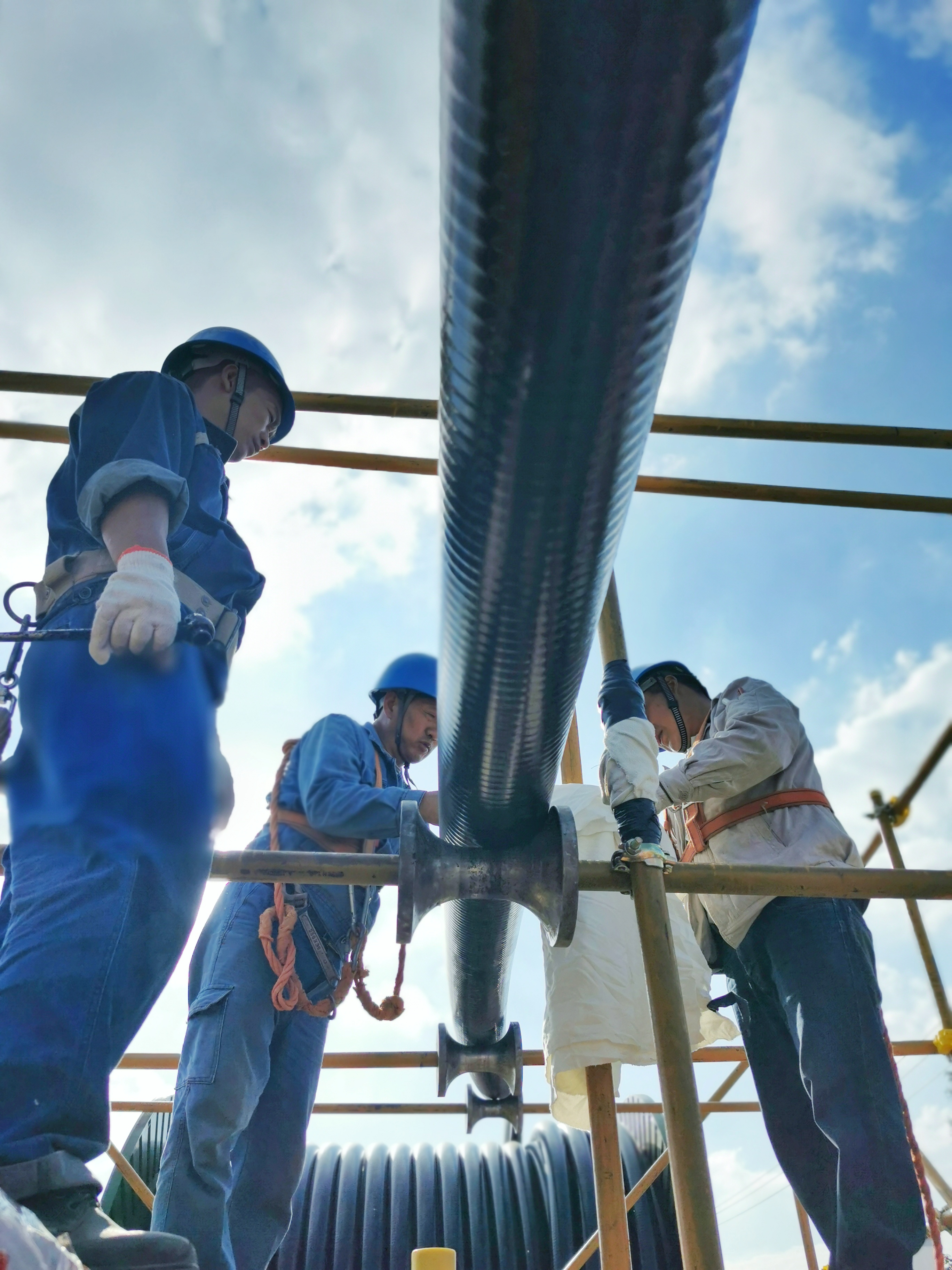 新型电力系统建设在核心技术领域取得重大突破世界首条35千伏公里级